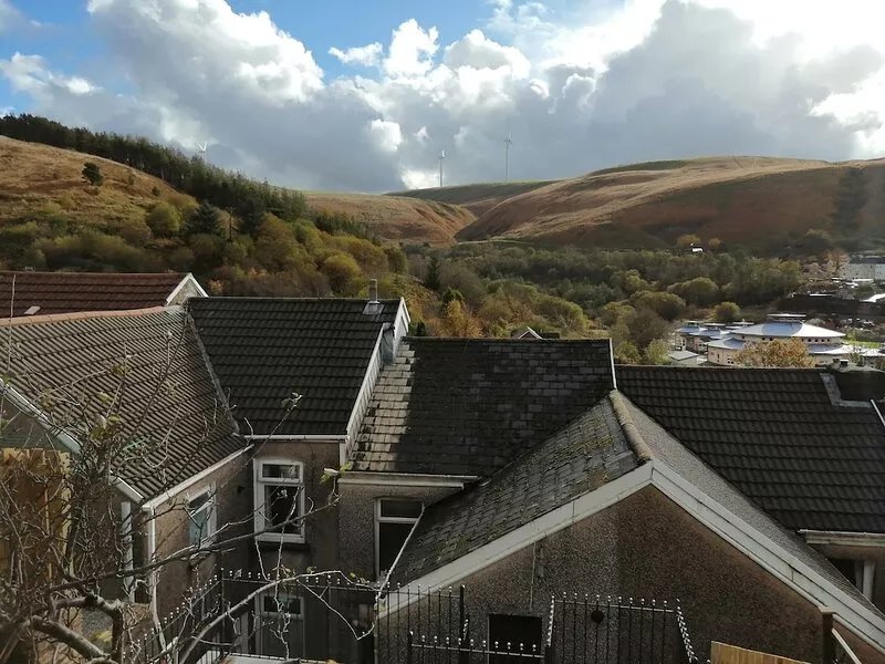 Creative Afan valley home. Ideal for families, friends, pets & mountain bikes.