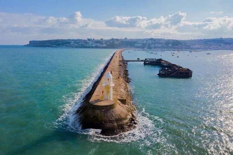 Harbour front Sailor's Loft with stunning views and private terrace.
