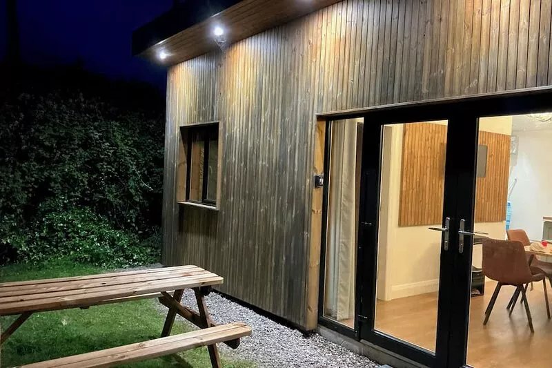 Beach Cabin 4 minutes to Ardnahinch Beach, walking distance to Ballymaloe School