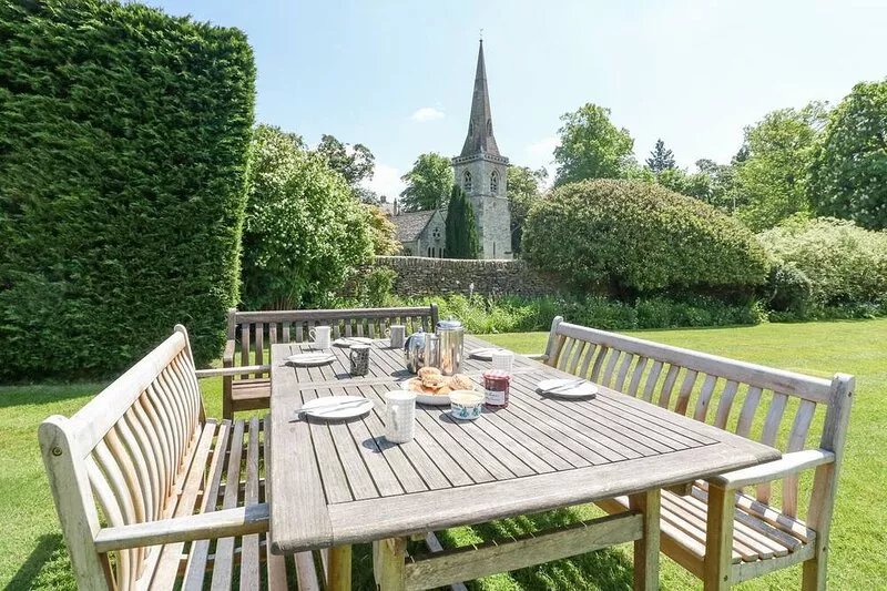CHURCH VIEW (LOWER SLAUGHTER), family friendly in Lower Slaughter