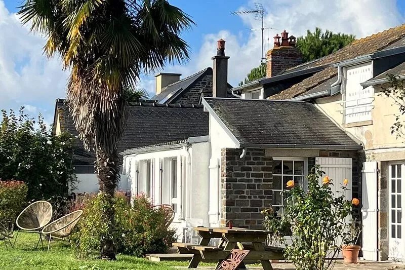 Family home on large lot, direct access bay of Mont St Michel.