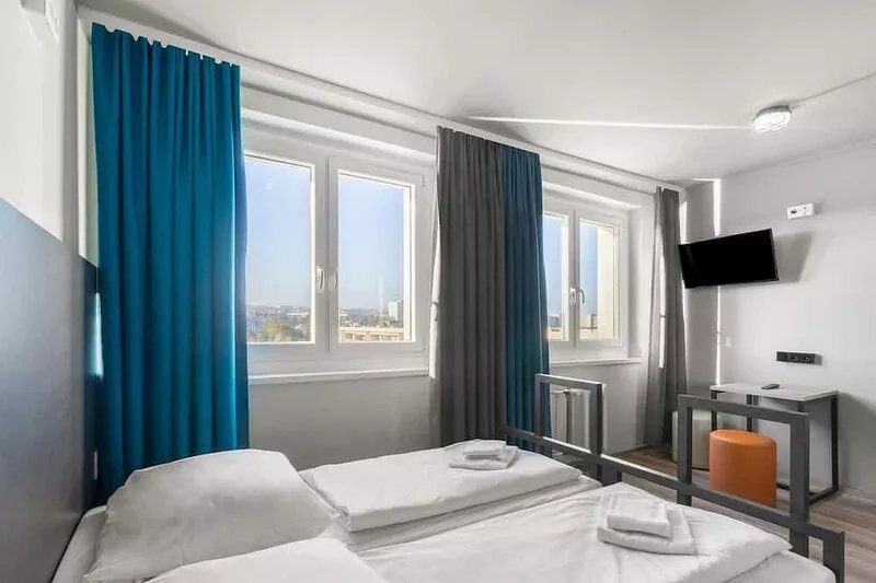 Twin Room, Shower, Toilet - a & o Dresden Hauptbahnhof