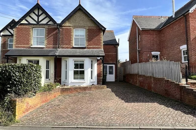 Character Victorian House, Freshwater, Sleeps 6, WiFi, Parking, Garden