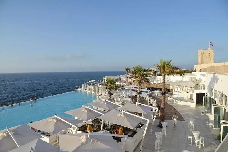 Modern 3 bedroom apartment with communal pool Sleeps 8