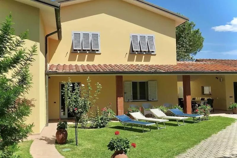 Family-friendly villa with pool and garden, 900 m from the old town