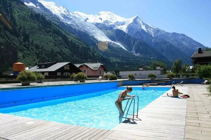 Central Chamonix apartment with swimming pool, parking & Mont Blanc views
