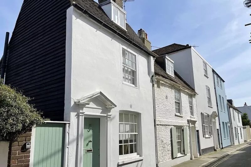 148 Middle Street -  a coastal that sleeps 6 guests  in 2 bedrooms
