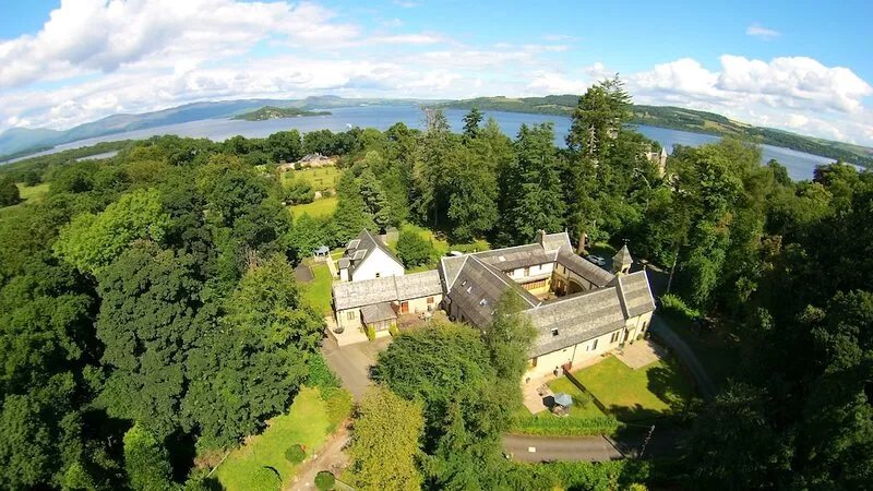 Coachouse Lodge- Sleeps 6 -10 - sleeps 10 guests  in 3 bedrooms