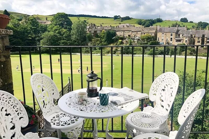 SPRING BANK COTTAGE, pet friendly, with open fire in Hayfield
