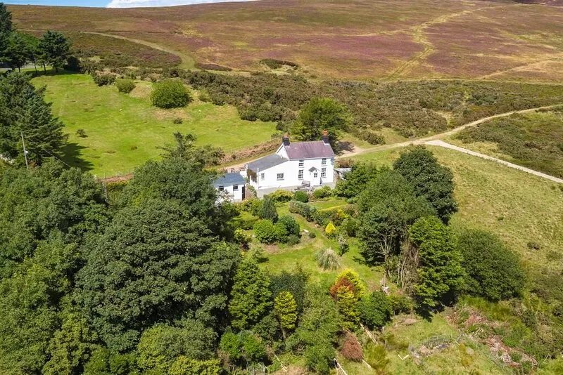 5* Cottage. Stunning mountain & sea views. Large games room