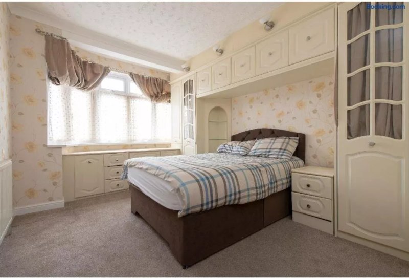 Spacious Bungalow in Romford with Parking