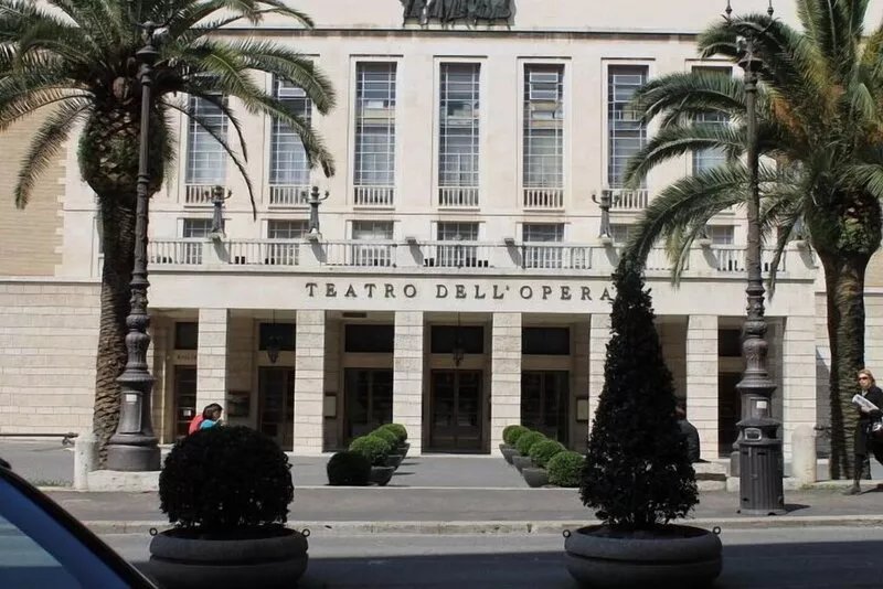 Quiet luxury apartment in the middle of Rome historical center.