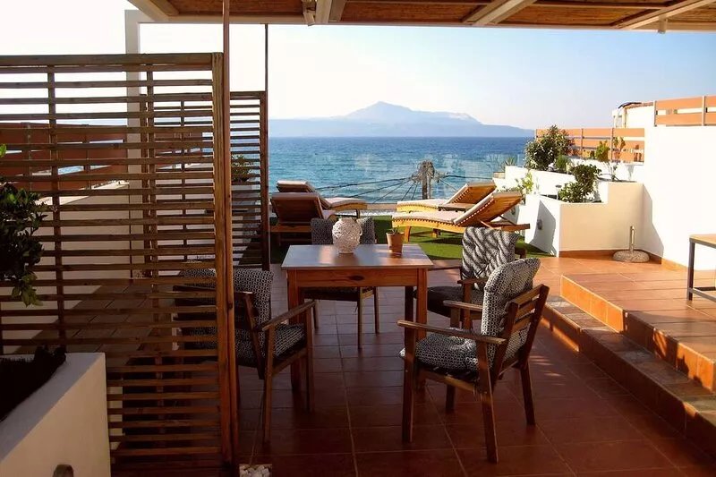 Floor apartment with superb roof terrace, next to Almirida sandy beach