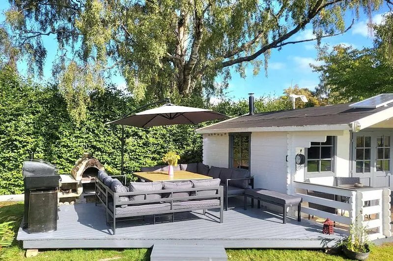 Full house with established garden, summer house, outdoor entertainment area