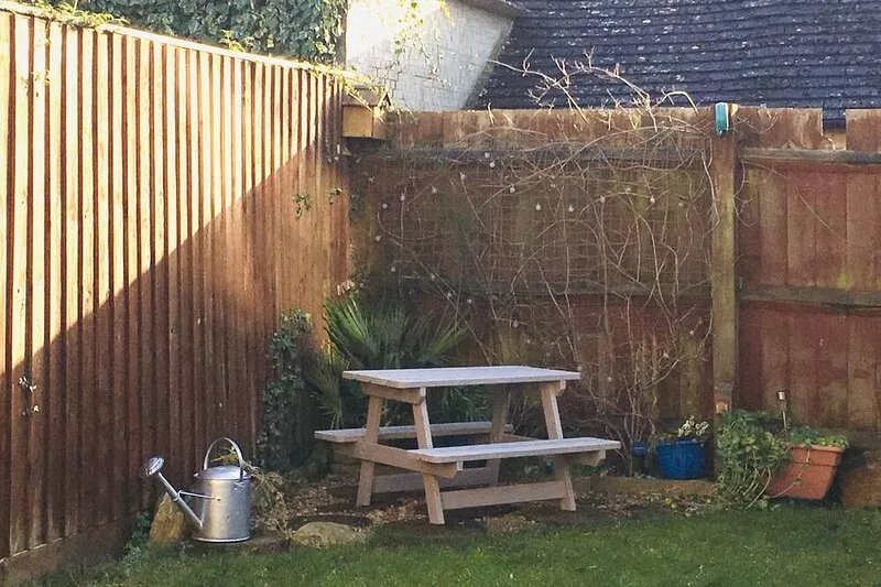 6 berth/2 bed property in village location, enclosed garden. Fibre Broadband