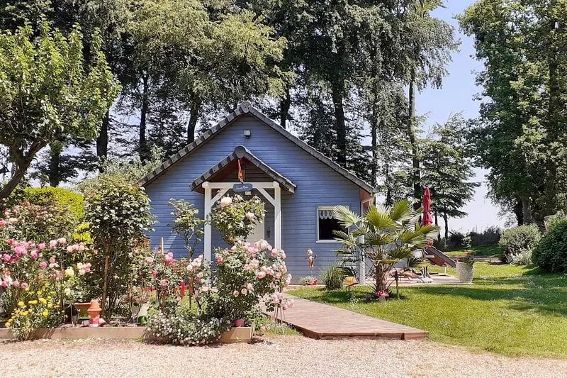 Blue house with flower garden 6 km from the sea, private parking, Wifi