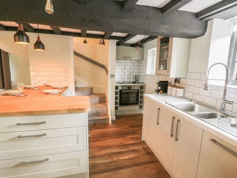 4 MASONS COURT, family friendly, with a garden in Stratford-Upon-Avon