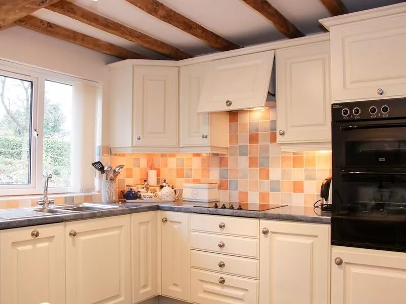 CREAM DOOR COTTAGE, family friendly, with a garden in Kidderminster