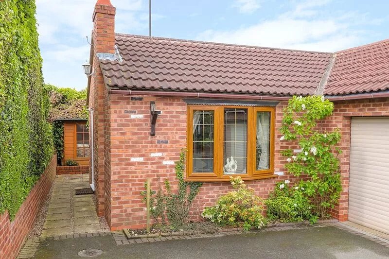 BRAMBLE GRANGE, family friendly, with hot tub in Overseal