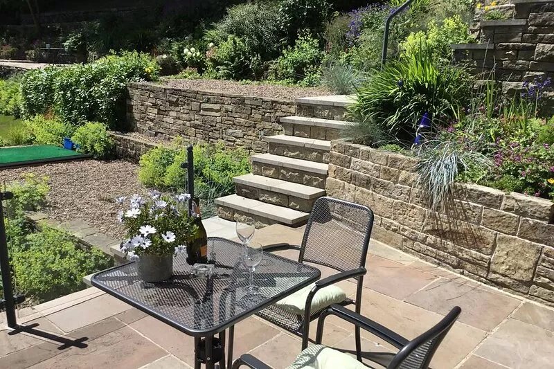 Stunning Views & Short Walk to Holmfirth. Very Secluded. WI-FI. King bed.