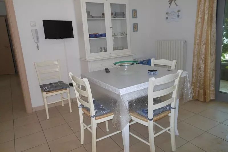 Practical and welcoming three-room apartment 50 m from the beach.