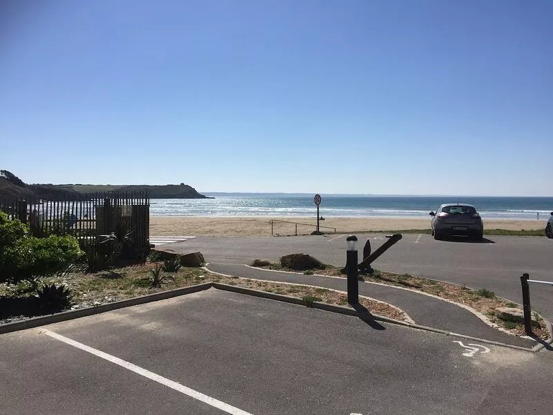 n ° 7 located on the seafront, SOUTH direct access to the beach