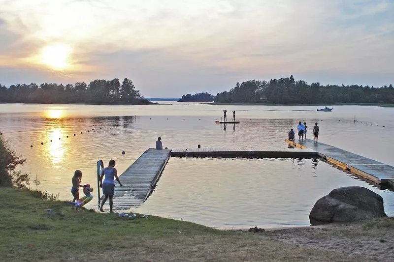 Cottage by the pond in Bolmen, near the lake, canoe,sauna playhouse bicycles