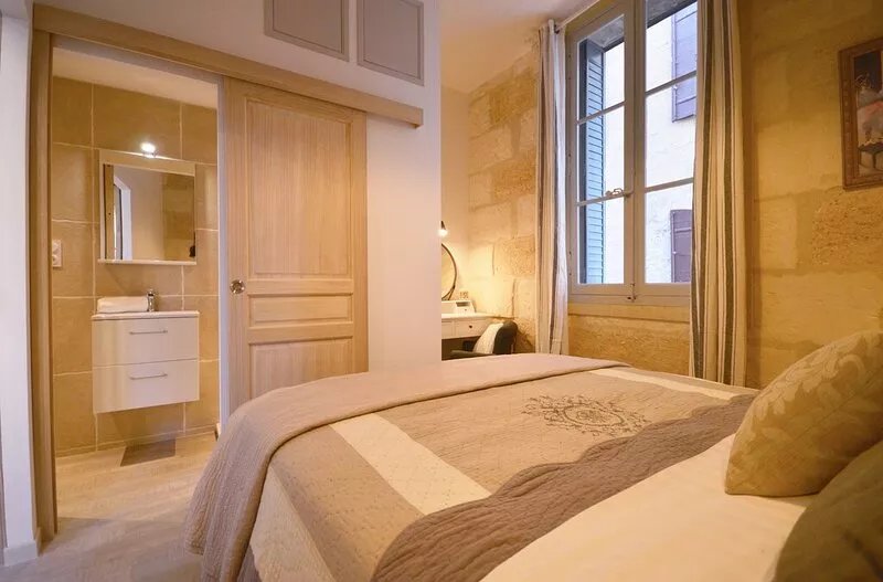 First floor apartment in parisien style townhouse, facing the Ducal palace