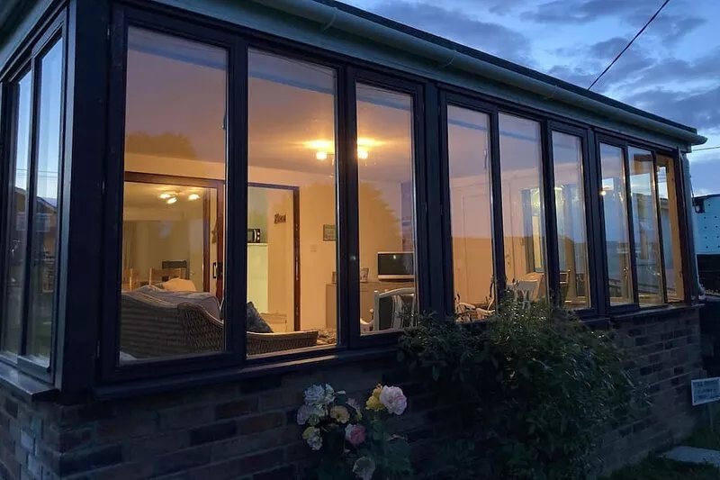 4 Bed Beach Bungalow with Dog-friendly Garden & Hot Tub on South Beach, Heacham