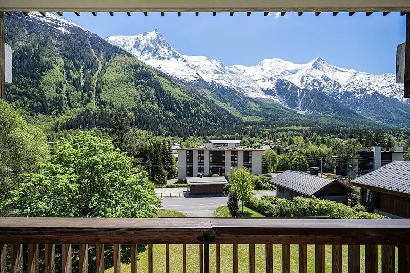 Beautiful two bedroom apartment with stunning views located near centre