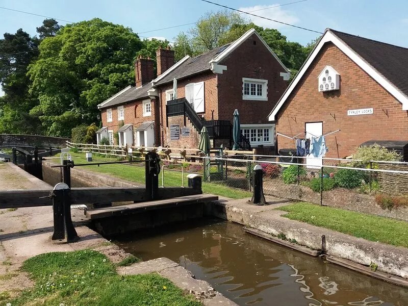 Facing the Shropshire Union Canal