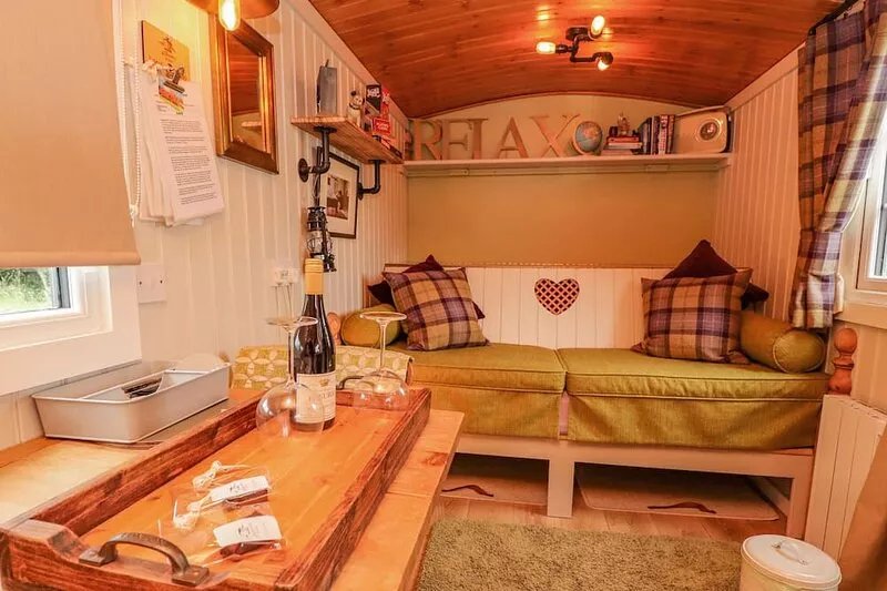 HEATHER HUT AT COPY HOUSE HIDEAWAY, pet friendly in Earby