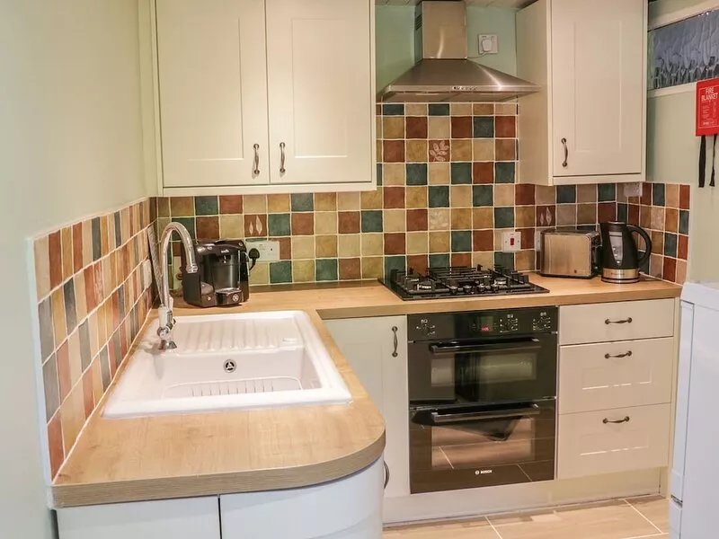 8 STONEGATE, pet friendly, character holiday cottage in Low Bentham
