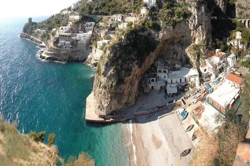 Blessed villa directly on the sea.