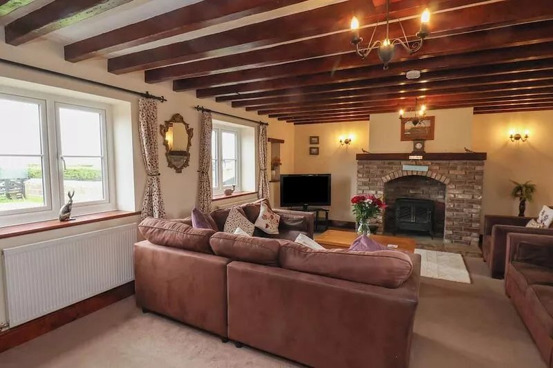 WHALEBONE COTTAGE, pet friendly, with a garden in Whitby, Ref 1465