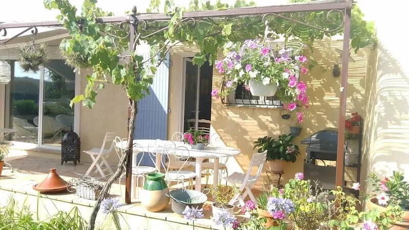 Villa for 8-private pool-4 air-conditioned bedrooms-2 bathrooms- GOLF 3mn away