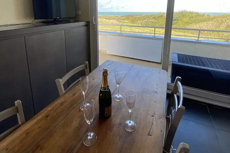 "exceptional sea view" comfortable apartment