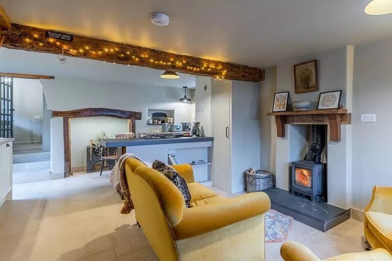 Cotswold Way Cottage, Rodborough - sleeps 4 guests  in 2 bedrooms