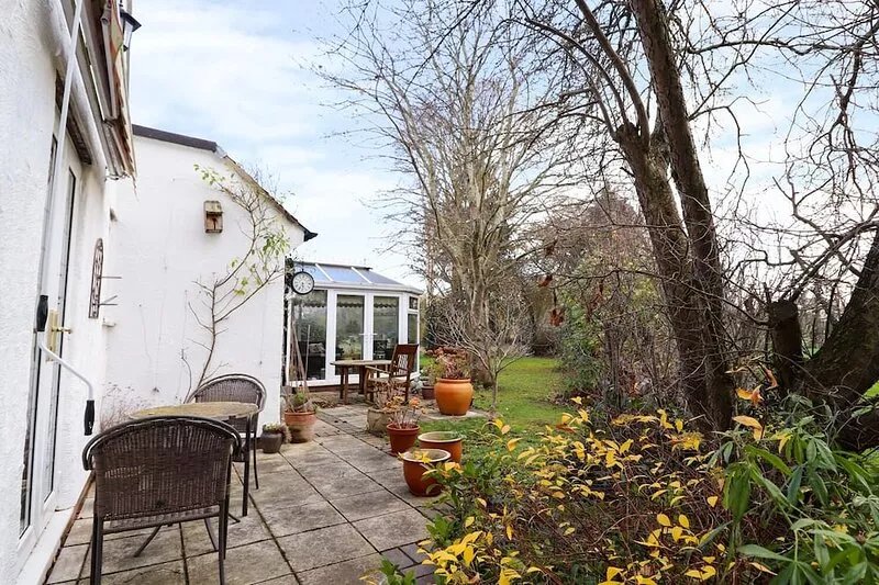 THE WEST WING, pet friendly, character holiday cottage in Bodfari