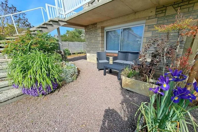 Large bright studio 400 m from the beach and shops with private courtyard