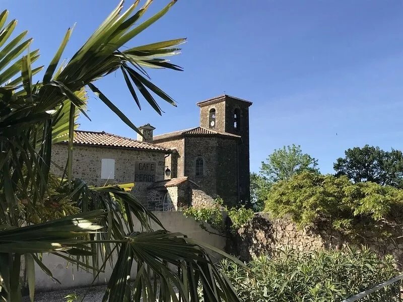GITE with heated swimming pool. Quiet, comfortable and welcoming.