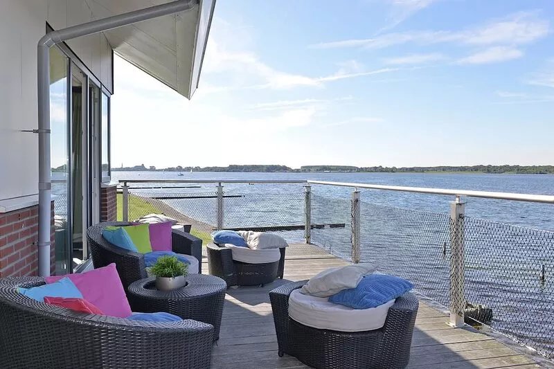 Waterfront penthouse with roof terrace