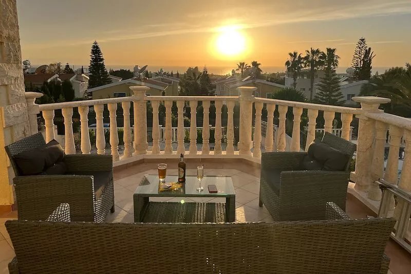 Luxury Three Bed House With Private Pool, Garden and BBQ