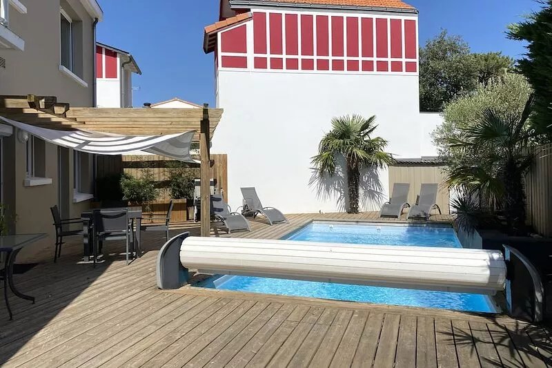 House with pool 300 m from the Presidents beach