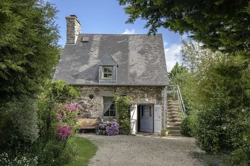 Charming detached country house with large garden, dogs welcome