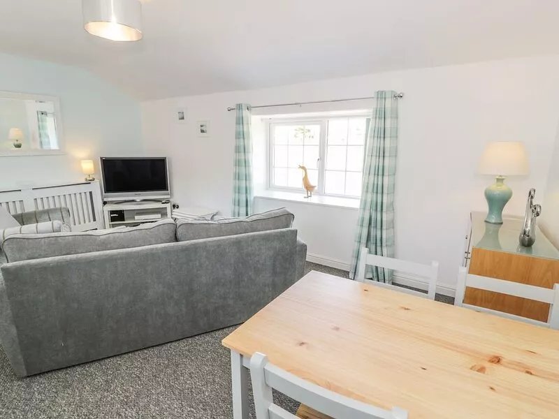 FALCONERS COTTAGE, pet friendly, with a garden in Caergeiliog