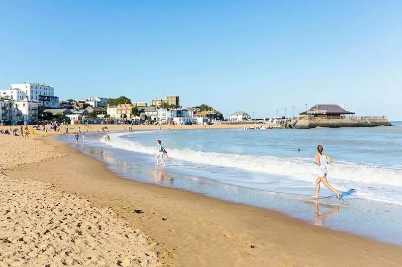 Townhouse in Central Broadstairs with Parking