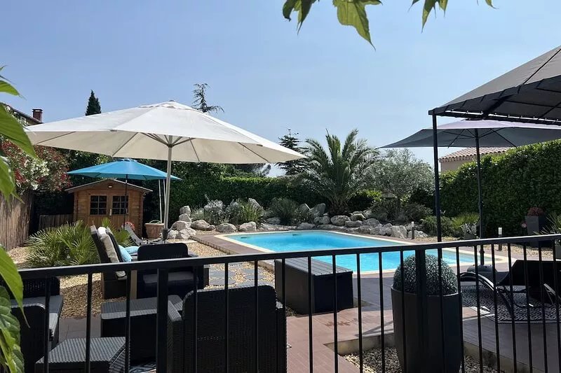 MODERNITY, COMFORT, SWIMMING POOL, VIEW AT THE FOOT OF MONT VENTOUX