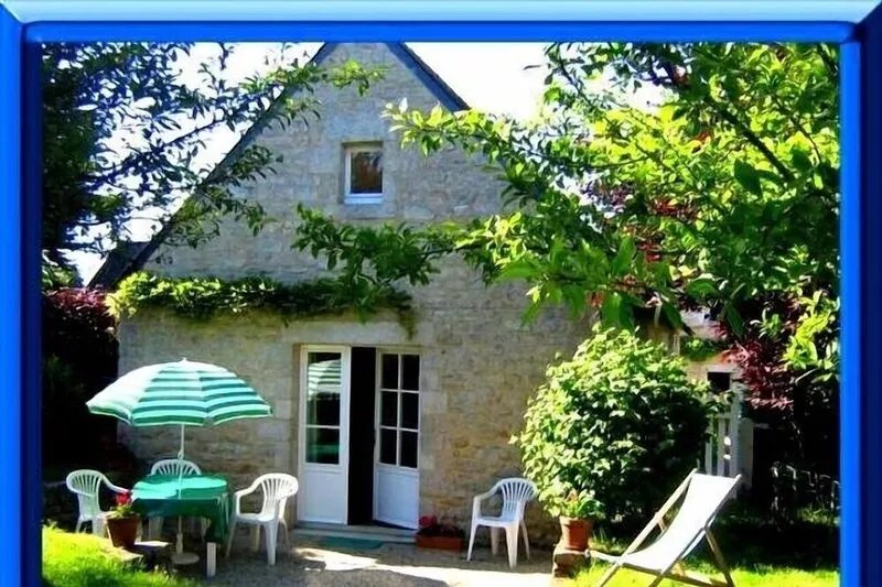 Character stone cottage in the village of Loctudy, enclosed garden
