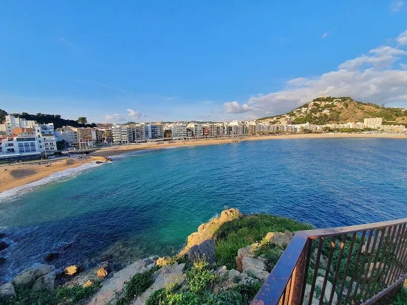 Villa with swimming pool, panoramic sea and mountain views, 10 minutes from the
